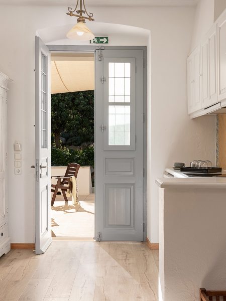 Summer suite kitchen with open door, looking at the backyard.