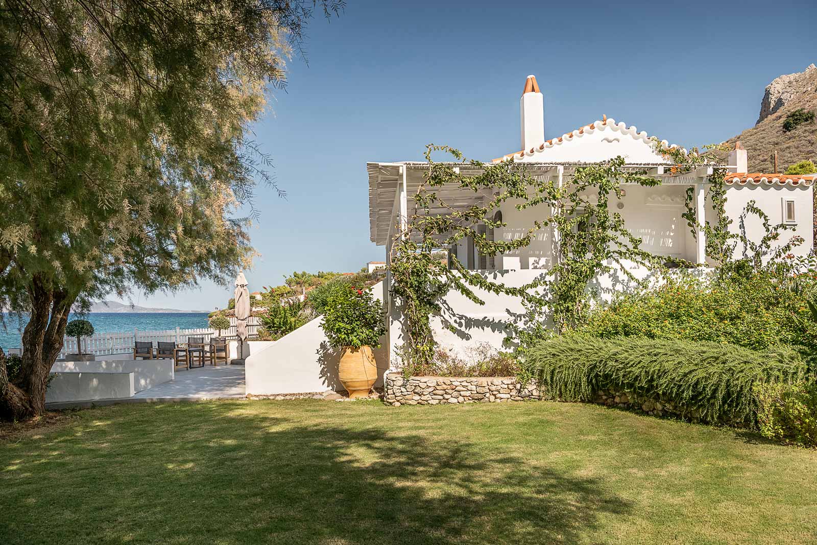 View of the villa, sea and yard.